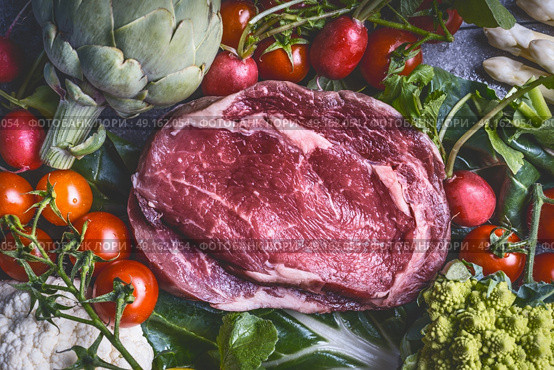 Raw meat and various vegetables: Artichokes  , tomatoes,broccoli, asparagus, cauliflower, top view, close up, copy space. Стоковое фото, агентство Ingram Publishing / Фотобанк Лори