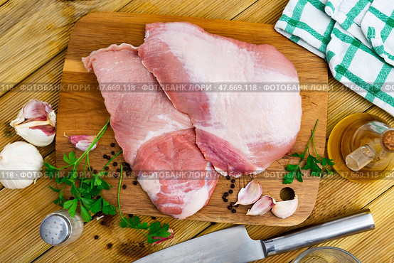 Raw slice pork secret and parsley, special butcher cut. Стоковое фото, фотограф Яков Филимонов / Фотобанк Лори