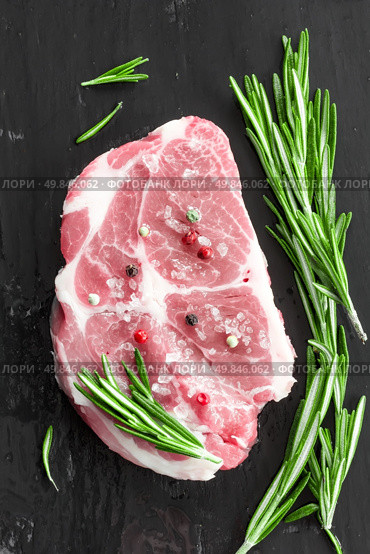 Raw steaks. Стоковое фото, агентство Ingram Publishing / Фотобанк Лори