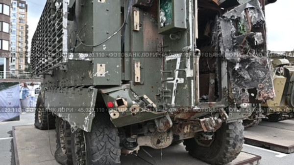 Разбитый британский бронеавтомобиль «Mastiff». Передвижная выставка трофейной техники НАТО "Сила v правде- гордость и победа" (2024 год). Редакционное видео, видеограф Александр Тараканов / Фотобанк Лори