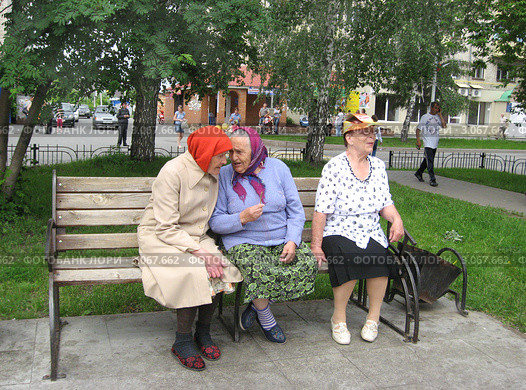 Разговор на лавочке. Пенсионерки (2006 год). Редакционное фото, фотограф Татьяна Матвейчук / Фотобанк Лори
