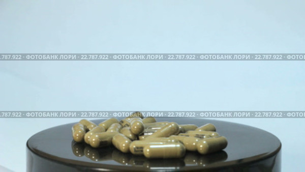 Различные медицинские  препараты вращаются на тарелке. Стоковое видео, видеограф Video Kot / Фотобанк Лори