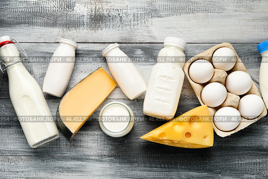 Различные молочные продукты без лактозы на деревянном фоне. Стоковое фото, фотограф Pixel_shot / Фотобанк Лори