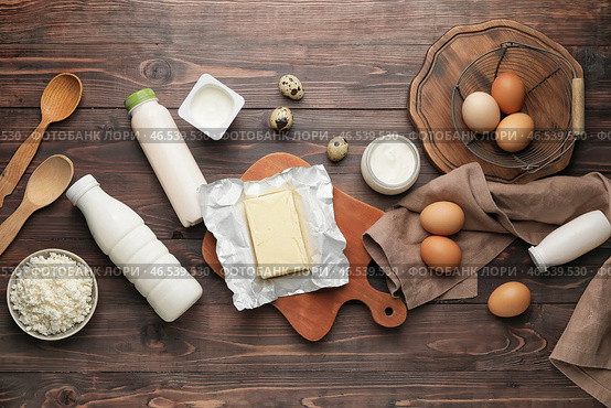 Различные молочные продукты без лактозы на деревянном фоне. Стоковое фото, фотограф Pixel_shot / Фотобанк Лори