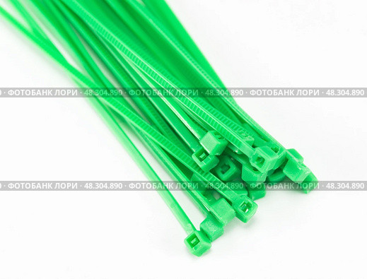 Разноцветные пластмассовые стяжки на белом фоне. Cable ties isolated on white background. Стоковое фото, фотограф Татьяна Д / Фотобанк Лори
