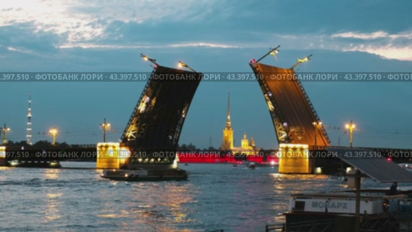 Разведенный Дворцовый мост на Неве в Санкт-Петербурге во время репетиции Алых парусов (2024 год). Редакционное видео, видеограф Ольга Визави / Фотобанк Лори