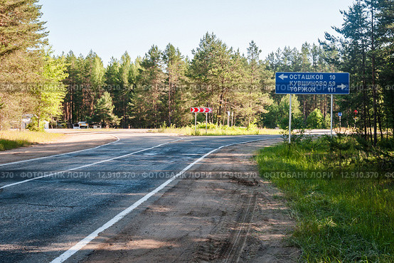 Развилка дорог с указателем на города Осташков и Торжок (2015 год). Стоковое фото, фотограф Игорь Низов / Фотобанк Лори