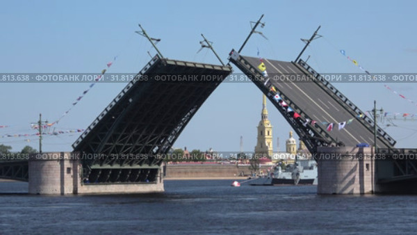 Развод Дворцового моста солнечным июльским днем (таймлапс). Санкт-Петербург, Россия (2019 год). Стоковое видео, видеограф Виктор Карасев / Фотобанк Лори