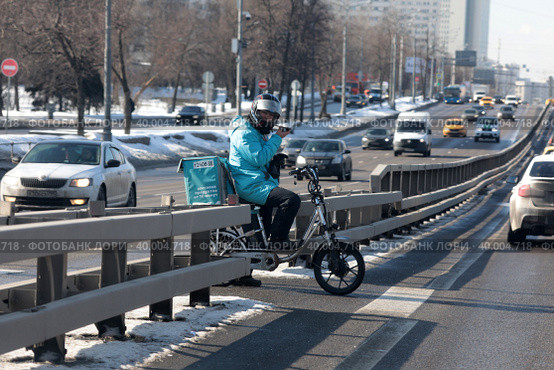Развозчик еды на Большой Черкизовской улице в Москве (2023 год). Редакционное фото, фотограф Дмитрий Неумоин / Фотобанк Лори