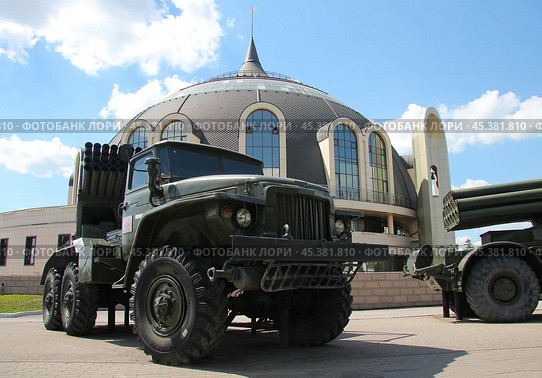 Реактивная система залпового огня "Град" на базе автомобиля "Урал". Выставка военной российской техники, Музей оружия в Туле. (2022 год). Редакционное фото, фотограф Ольга Осокина / Фотобанк Лори