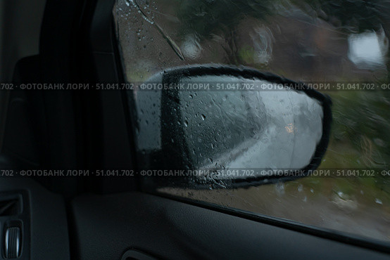 Rearview mirror of a dark gray SUV in rainy weather, drops of water. Стоковое фото, фотограф ~✿Eлена Челышева(Кочина)✿~ / Фотобанк Лори
