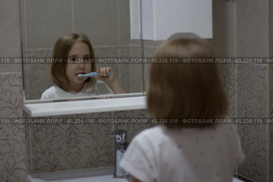 Ребёнок чистит зубы зубной щёткой. Стоковое фото, фотограф Екатерина Малиева / Фотобанк Лори