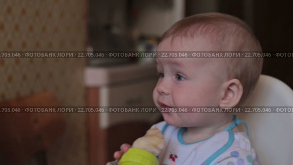 Ребенок кушает в домашней обстановке. Стоковое видео, видеограф Aleksey Popov / Фотобанк Лори