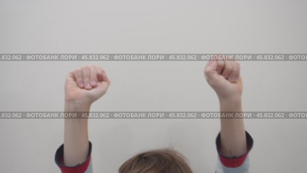 Ребёнок считает до десяти, сжимая и разжимая пальцы.  Ребёнок поднимает руки вверх и поочерёдно сжимает и разжимает пальцы, выполняя счёт до десяти. Фоновый свет и нейтральный. Руки находятся в центре внимания, демонстрируя процесс отсчёта. Стоковое видео, видеограф Анна Чижова / Фотобанк Лори