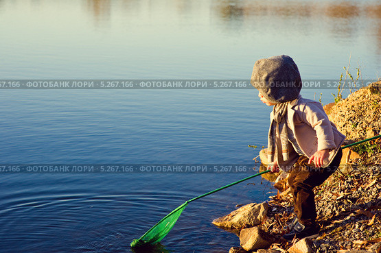 Ребёнок у воды играет с сачком. Стоковое фото, фотограф Квитко Ирина Сергеевна / Фотобанк Лори