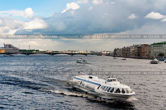 Речной трамвай на Невев пасмурный день. Санкт-Петербург. Россия. River tram on the Neva River. Saint-Petersburg. Russia (2011 год). Редакционное фото, фотограф Смирнова Светлана / Фотобанк Лори