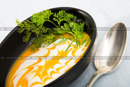 Recipe of pumpkin soup puree with ginger root - roast pumpkin in olive oil, beat in blender with vegetable broth. Add whisked cream with garlic and ginger. Serve with greens. Стоковое фото, фотограф Яков Филимонов / Фотобанк Лори