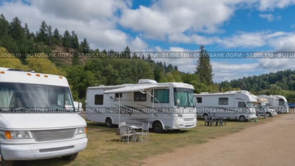 Recreational vehicles parked in nature, embracing the rv lifestyle. Стоковое AI-видео, аниматор Юрий Поздников / Фотобанк Лори
