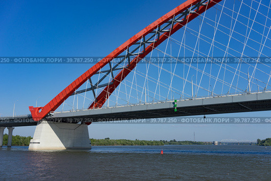 Red bugrinskij bridge across the Ob river (2018 год). Стоковое фото, фотограф Виктория Кольцова / Фотобанк Лори