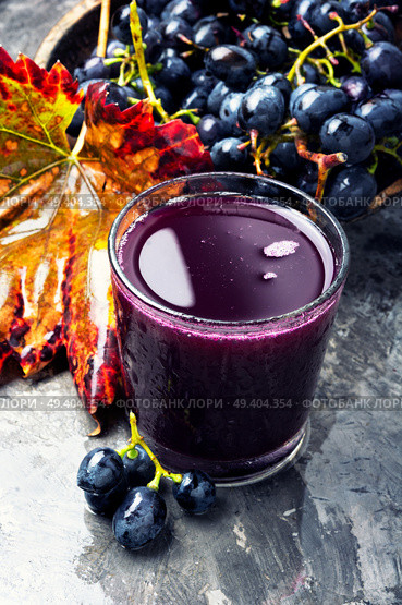 Red grape juice in glass and grape fruit. Grape drink in a glass. Стоковое фото, агентство Ingram Publishing / Фотобанк Лори