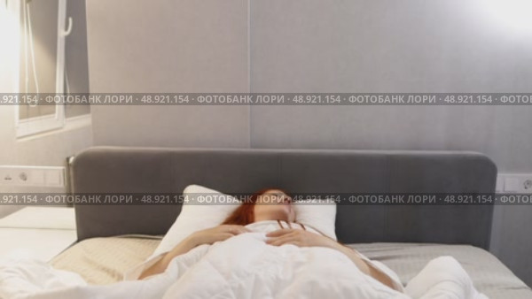 red haired middle aged woman trying to sleep, insomnia and sleep problems, stress at work. Стоковое видео, видеограф Арзюков Вадим Николаевич / Фотобанк Лори
