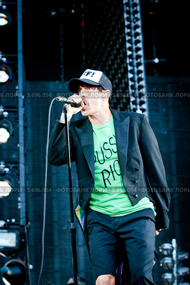 Red Hot Chili Peppers. Энтони Кидис (Anthony Kiedis) в футболке с надписью "pussy riot" (2012 год). Редакционное фото, фотограф Ольга Визави / Фотобанк Лори