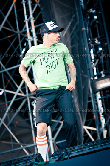 Red Hot Chili Peppers. Энтони Кидис (Anthony Kiedis) в футболке с надписью "pussy riot" (2012 год). Редакционное фото, фотограф Ольга Визави / Фотобанк Лори