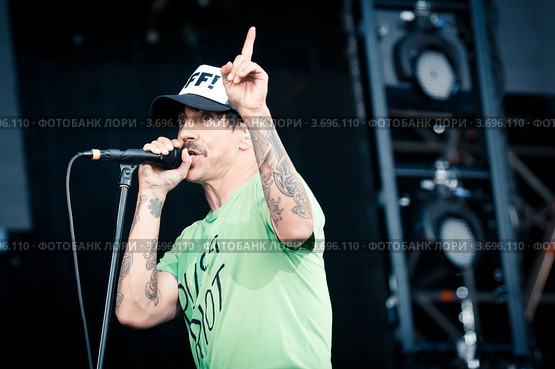 Red Hot Chili Peppers. Энтони Кидис (Anthony Kiedis) в футболке с надписью "pussy riot" (2012 год). Редакционное фото, фотограф Ольга Визави / Фотобанк Лори