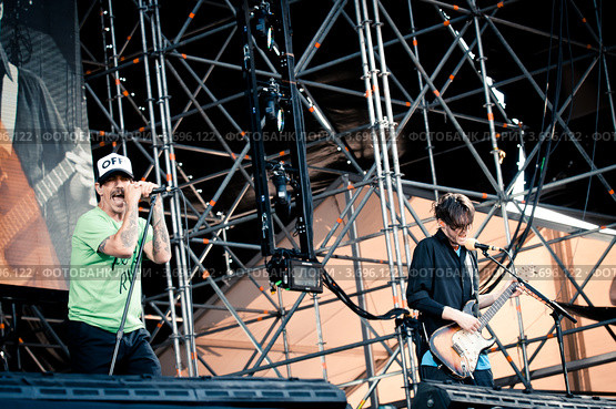Red Hot Chili Peppers. Энтони Кидис (Anthony Kiedis) в футболке с надписью "pussy riot" и Джош Клингхоффер ( Josh Klinghoffer) (2012 год). Редакционное фото, фотограф Ольга Визави / Фотобанк Лори