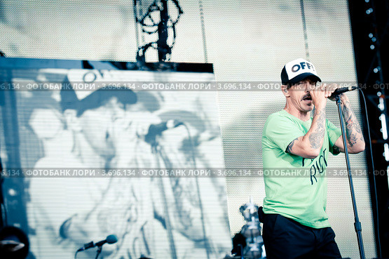 Red Hot Chili Peppers. Энтони Кидис (Anthony Kiedis) в футболке с надписью "pussy riot" (2012 год). Редакционное фото, фотограф Ольга Визави / Фотобанк Лори
