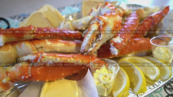 Red king crab legs with fresh lemon slices. Delicious seafood and luxury restaurant menu. Стоковое видео, видеограф Андрей Армягов / Фотобанк Лори
