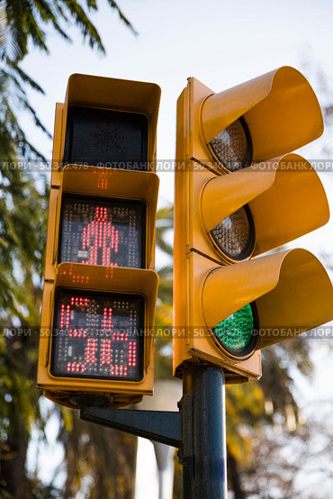 red traffic light pedestrians with countdown. Стоковое фото, агентство Ingram Publishing / Фотобанк Лори