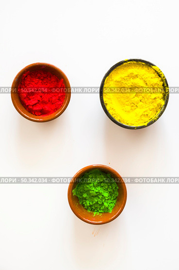 red yellow green holi color powder bowls white background. Стоковое фото, агентство Ingram Publishing / Фотобанк Лори