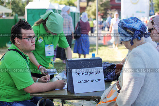 Регистрация иногородних паломников в палаточном городке на Благовещенском поле (2014 год). Редакционное фото, фотограф Александр Гаценко / Фотобанк Лори