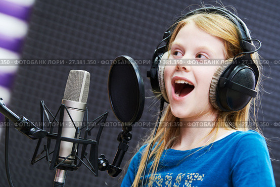 Regording studio. Child girl singing or role voicing. Стоковое фото, фотограф Дмитрий Калиновский / Фотобанк Лори