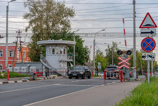 Регулируемый железнодорожный переезд. Пост дежурного по переезду на станции Стрельна в Петродворцовом районе города Санкт-Петербурга. Редакционное фото, фотограф Румянцева Наталия / Фотобанк Лори