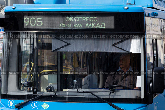 Рейсовый автобус номер 905 идет по маршруту в городе Москве, Россия (2020 год). Редакционное фото, фотограф Николай Винокуров / Фотобанк Лори