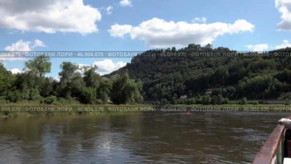Река Эльба с палубы парохода. Германия. Вид на крепость Кёнигсштейн. The Elbe River from the deck of a steamship. Germany. View of the Königsstein fortress. Стоковое видео, видеограф Горшков Александр / Фотобанк Лори