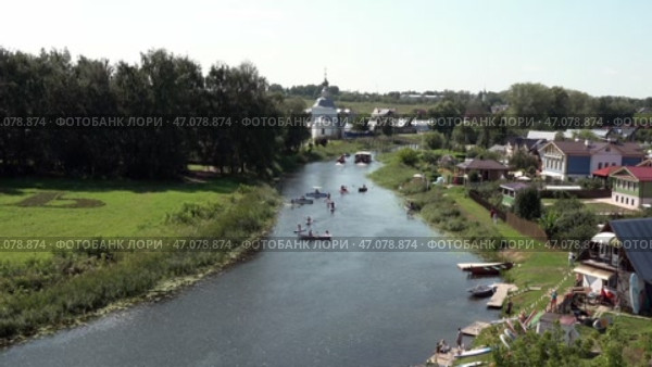 Река Каменка в старинном русском городе Суздаль. Июль. The Kamenka River in the ancient Russian city Suzdal. July. Стоковое видео, видеограф Горшков Александр / Фотобанк Лори