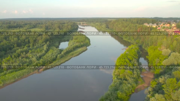Река Кильмезь на закате (Кировская область) - съемка с дрона в 2024 году. Стоковое видео, видеограф Владислав Самошкин / Фотобанк Лори