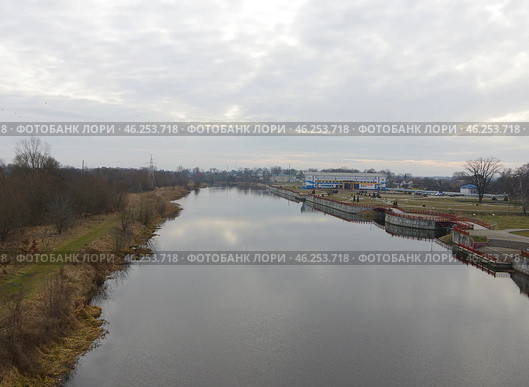 Река Мухавец в городе Кобрин. Брестская область, Белоруссия (2020 год). Редакционное фото, фотограф Алексей Иванов / Фотобанк Лори