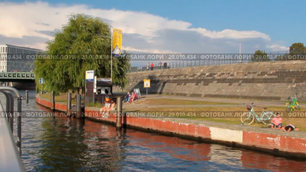 Река, набережная и парк Шпреебоген (Spreebogenpark). Берлин, Германия (2018 год). Редакционное видео, видеограф Вадим Хомяков / Фотобанк Лори