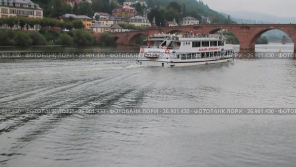 Река Неккар, прогулочный теплоход, Старый мост (Alte Brucke). Гейдельберг, Земля Баден-Вюртемберг, Германия (2017 год). Редакционное видео, видеограф Вадим Хомяков / Фотобанк Лори