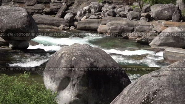 Река Верзаска в солнечный день. Швейцария. Май. Verzasca River on a sunny day. Switzerland. May. Стоковое видео, видеограф Горшков Александр / Фотобанк Лори
