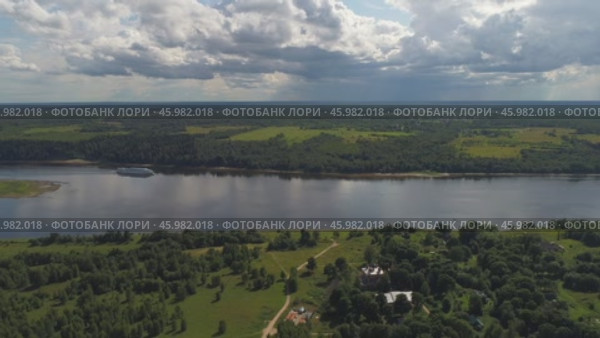Река Волга в Ярославской области июльским днем (аэросъемка). Россия. Стоковое видео, видеограф Виктор Карасев / Фотобанк Лори