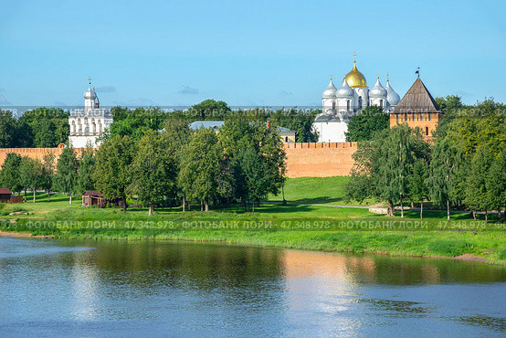 Река Волхов у стен старинного кремля. Великий Новгород (2023 год). Стоковое фото, фотограф Анна Карасева / Фотобанк Лори