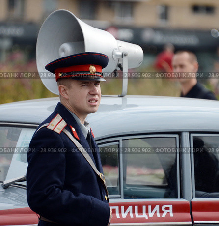Реконструктор в советской форме офицера милиции у автомобиля "Москвич-401" на выставке старого транспорта. (2017 год). Редакционное фото, фотограф Free Wind / Фотобанк Лори