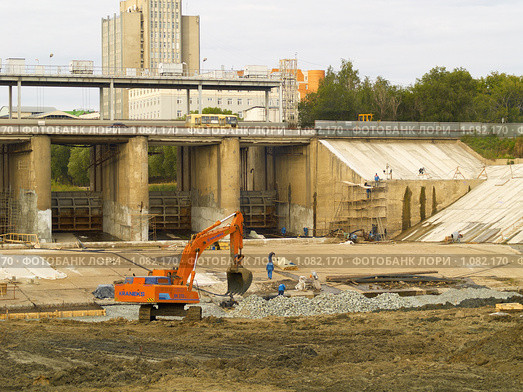 Реконструкция дамбы на реке Тобол (2009 год). Редакционное фото, фотограф Andrey M / Фотобанк Лори