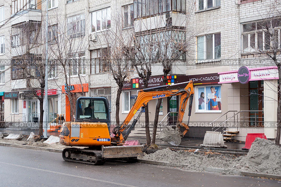 Ремонт дороги. Улица Котовского. Тюмень (2018 год). Редакционное фото, фотограф Сергей Буторин / Фотобанк Лори
