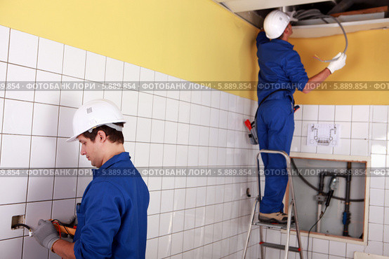 ремонтники проводят электричество. Стоковое фото, фотограф Phovoir Images / Фотобанк Лори